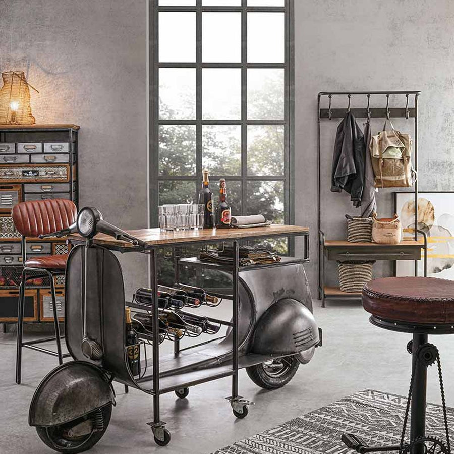 Vespa motor formájú bárpult konzol egy hangulatos loft szoba közepén.
