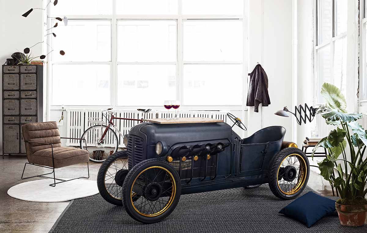 Industrial stílusú nappaliban álló vintage stílusú automobil bárpult.