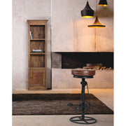 Loft stílusú szobabelső kandalóval, ipari függesztékekkel, könyvespolccal és ipari stílusú pedálos bárszékkel.