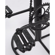 Az ipari stílusú bárszéket díszítő kerékpár pedál közelképe.