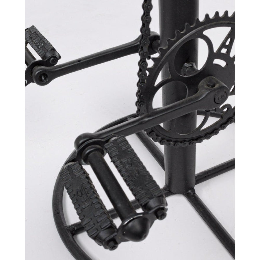 Az ipari stílusú bárszéket díszítő kerékpár pedál közelképe.