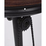 Az ipari stílusú bárszéket díszítő kerékpárlánc közelképe.