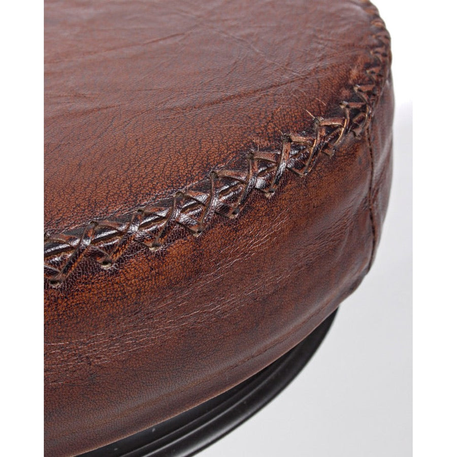 Az ipari stílusú bárszék bőr ülőfelületét díszítő X alakú varrások.