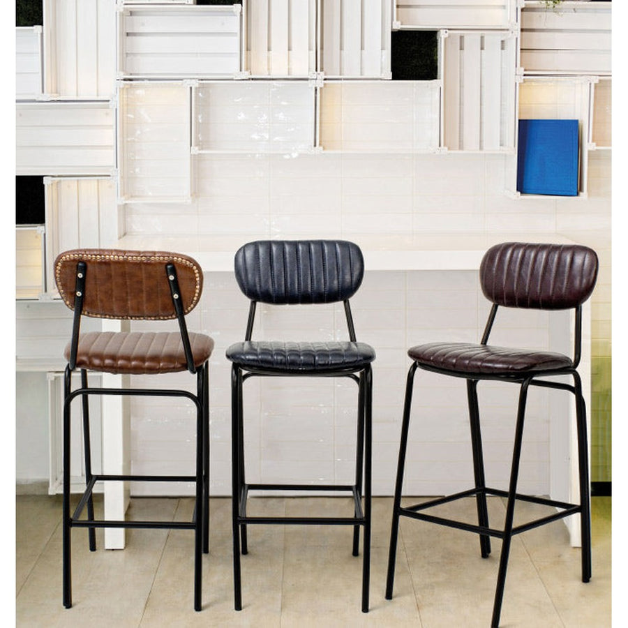 Loft stílusú bár, fehér ládafallal és három drab vintage stílusú bárszékkel.