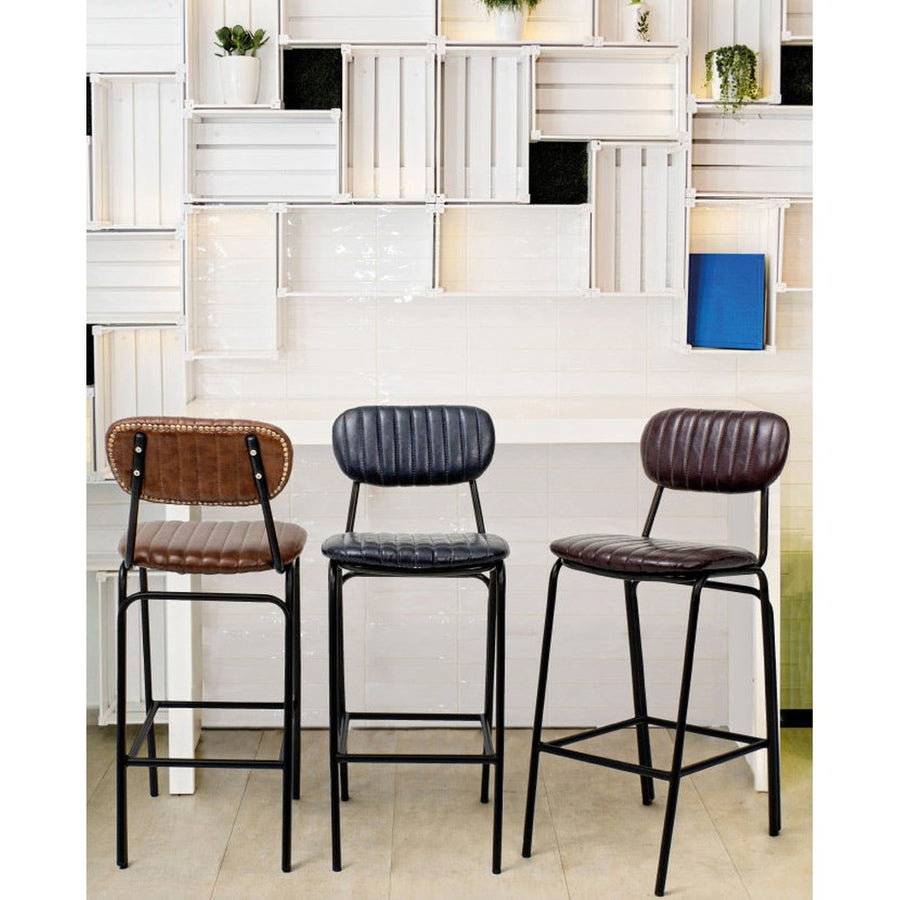 Loft stílusú bár, fehér ládafallal és három drab vintage stílusú bárszékkel.