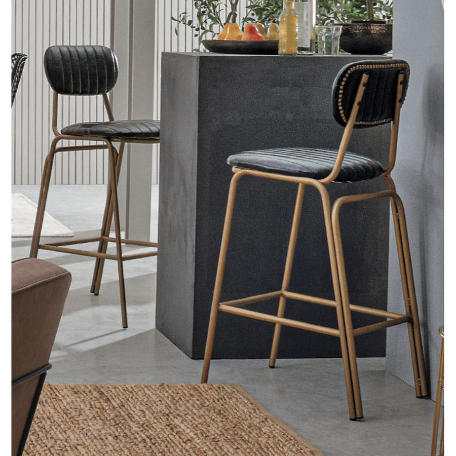 Loft stílusú nappali modern stílusú bárasztallal és bárszékekkel.