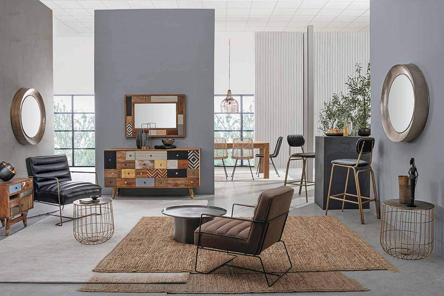 Loft stílusú nappaliban álló kortárs, műbőr fotel.