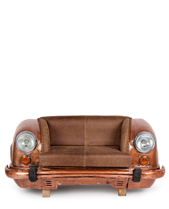 Bronz színű autófront kanapé, bőr üléssel és működő autólámpákkal.