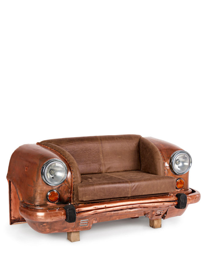 Bronz színű autófront kanapé, bőr üléssel és működő autólámpákkal.
