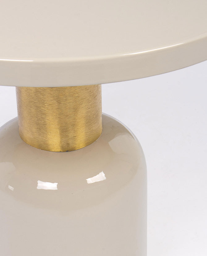 Kortárs, zománcozott acélból készült, krémfehér és arany színű kerek kisasztal.