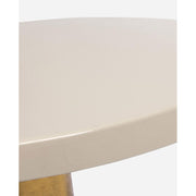 Kortárs, zománcozott acélból készült, krémfehér és arany színű kerek kisasztal.