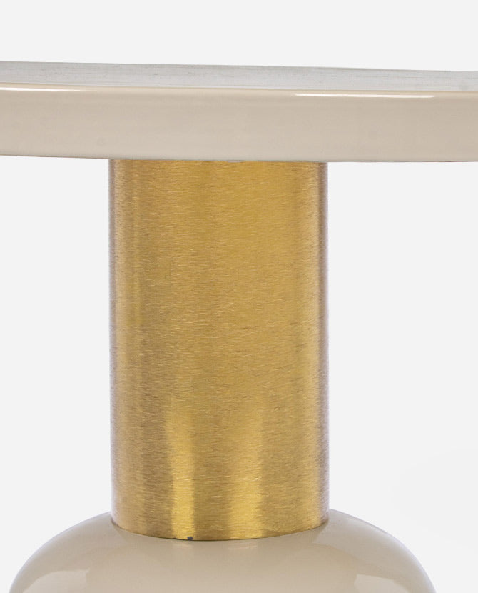 Kortárs, zománcozott acélból készült, krémfehér és arany színű kerek kisasztal.