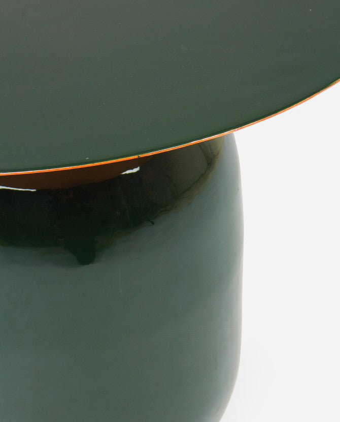Kortárs stílusú, zománcozott acélból készült, sötétzöld-arany színű kisasztal.