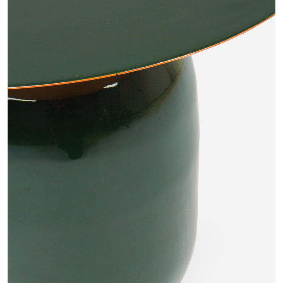 Kortárs stílusú, zománcozott acélból készült, sötétzöld-arany színű kisasztal.