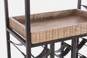 Loft stílusú, acélszerkezetes bortároló állvány, akácfa tálca részlete.