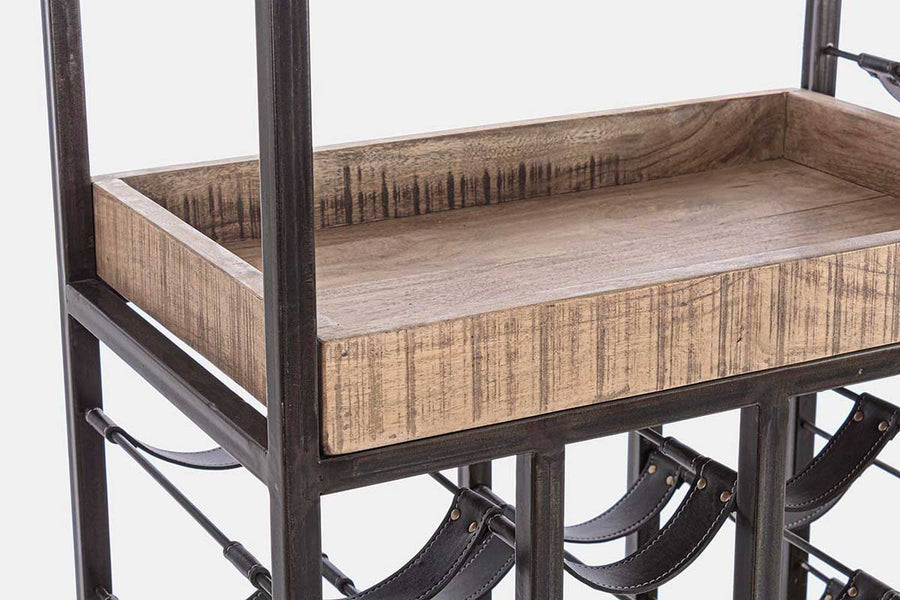 Loft stílusú, acélszerkezetes bortároló állvány, akácfa tálca részlete.