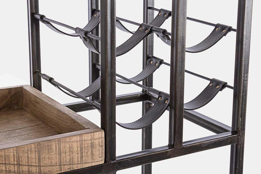 Loft stílusú, acélszerkezetes bortároló állvány, műbőr palacktároló részlete.