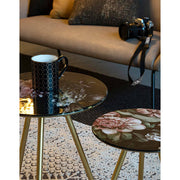 Kortárs nappaliban álló, modern stílusú fém kisasztalok  virágos zománcdíszítéssel.