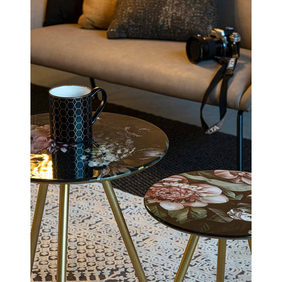 Kortárs nappaliban álló, modern stílusú fém kisasztalok  virágos zománcdíszítéssel.