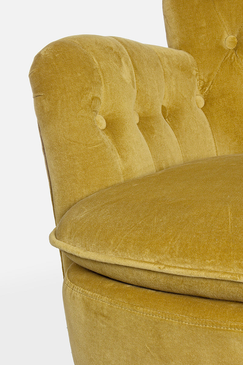 Vintage stílusú, mustársárga színű fenyőfa fotel karfa és ülőpárna részlete.