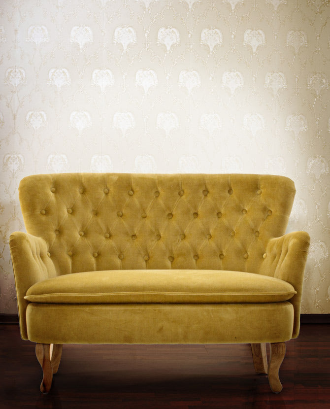 Vintage stílusú, fenyőfából készült, mustársárga színű, bársonyhatású kanapé.