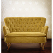 Vintage stílusú, fenyőfából készült, mustársárga színű, bársonyhatású kanapé.