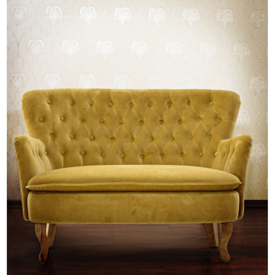 Vintage stílusú, fenyőfából készült, mustársárga színű, bársonyhatású kanapé.