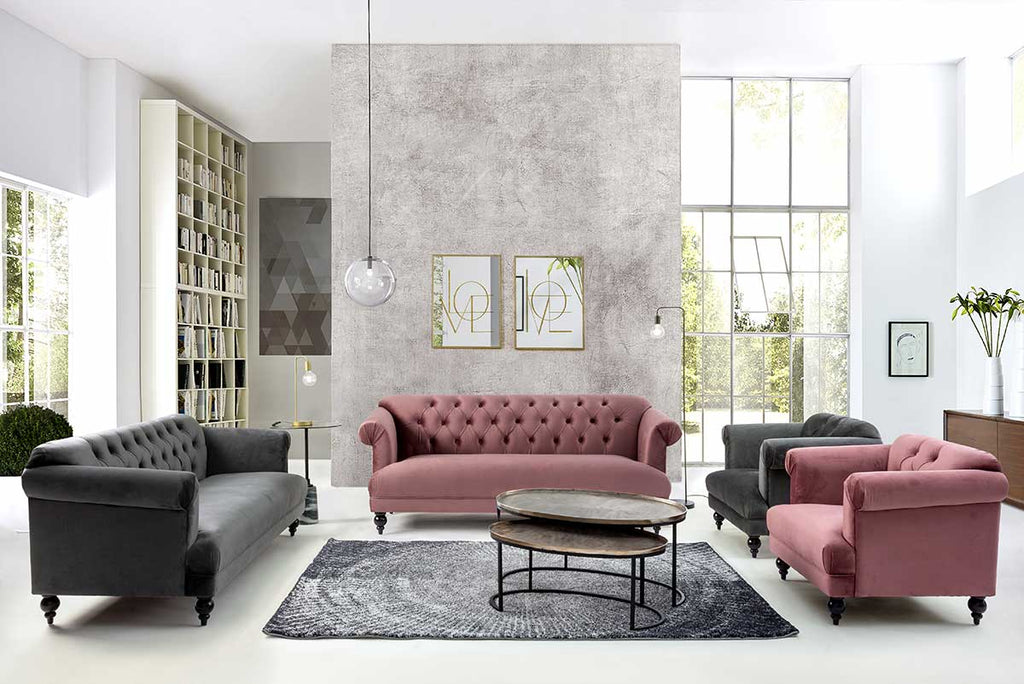Glamour stílusú nappaliban álló szürke, valamint antik pink Blossom bársonykanapék és fotelek.