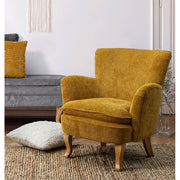 Skandináv stílusú nappali, kisasztallal, ülőzsámollyal és okker színű fotellel.