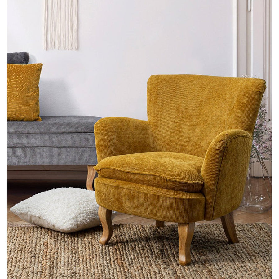 Skandináv stílusú nappali, kisasztallal, ülőzsámollyal és okker színű fotellel.