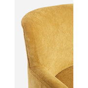 A retró stílusú, okkersárga színű fotel háttámla és karfa részlete.