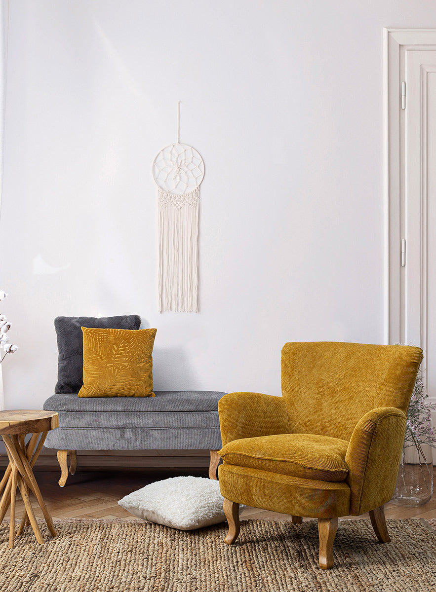 Skandináv stílusú nappali, kisasztallal, ülőzsámollyal és okker színű fotellel.