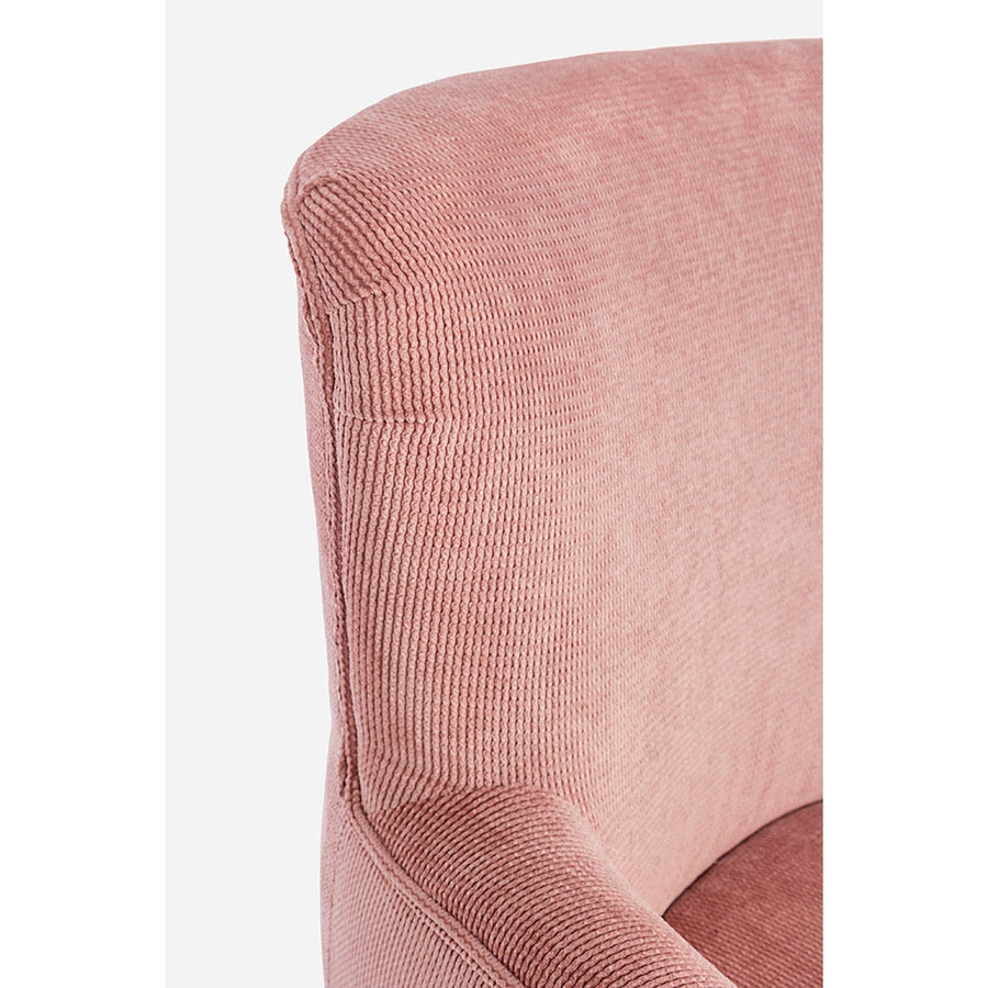 A retró stílusú, púderrózsaszín fotel háttámla és karfa részlete.