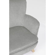 A retró stílusú, világosszürke színű fotel ülőpárna és karfa részlete.