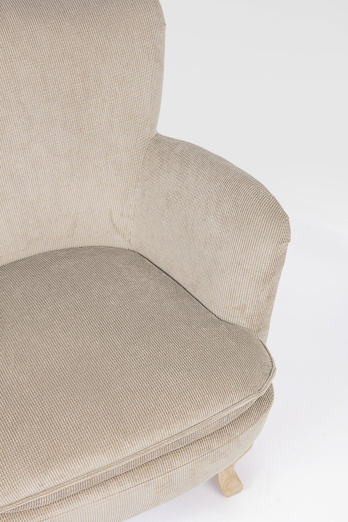 A retró stílusú, taupe színű fotel ülőpárna és karfa részlete.