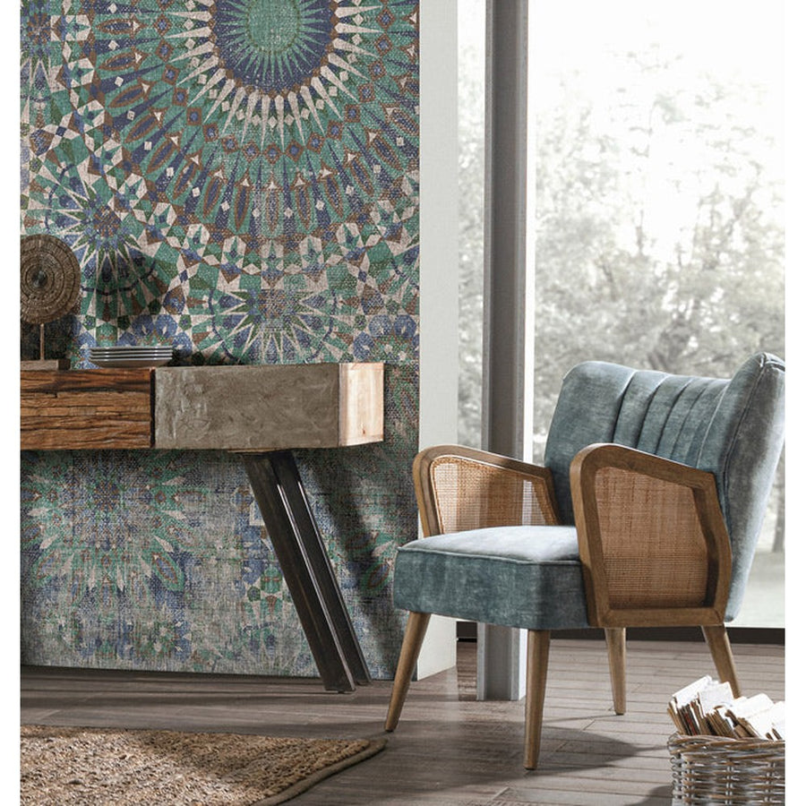 Kortárs nappali konzolasztallal, dohányzóasztallal és retró stílusú klubfotellel.