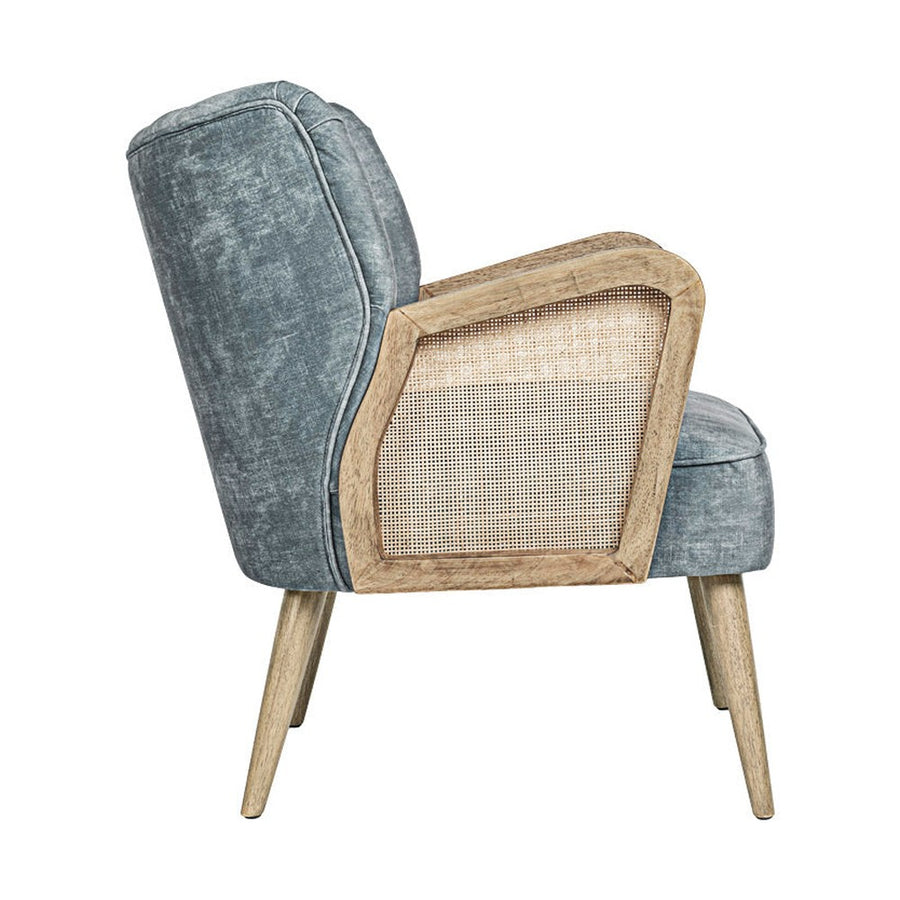 Retró stílusú, világoskék bársonyhatású szövettel kárpitozott kaucsukfa klubfotel.