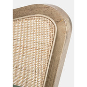 A retró stílusú klubfotel rattannal átszőtt karfája.