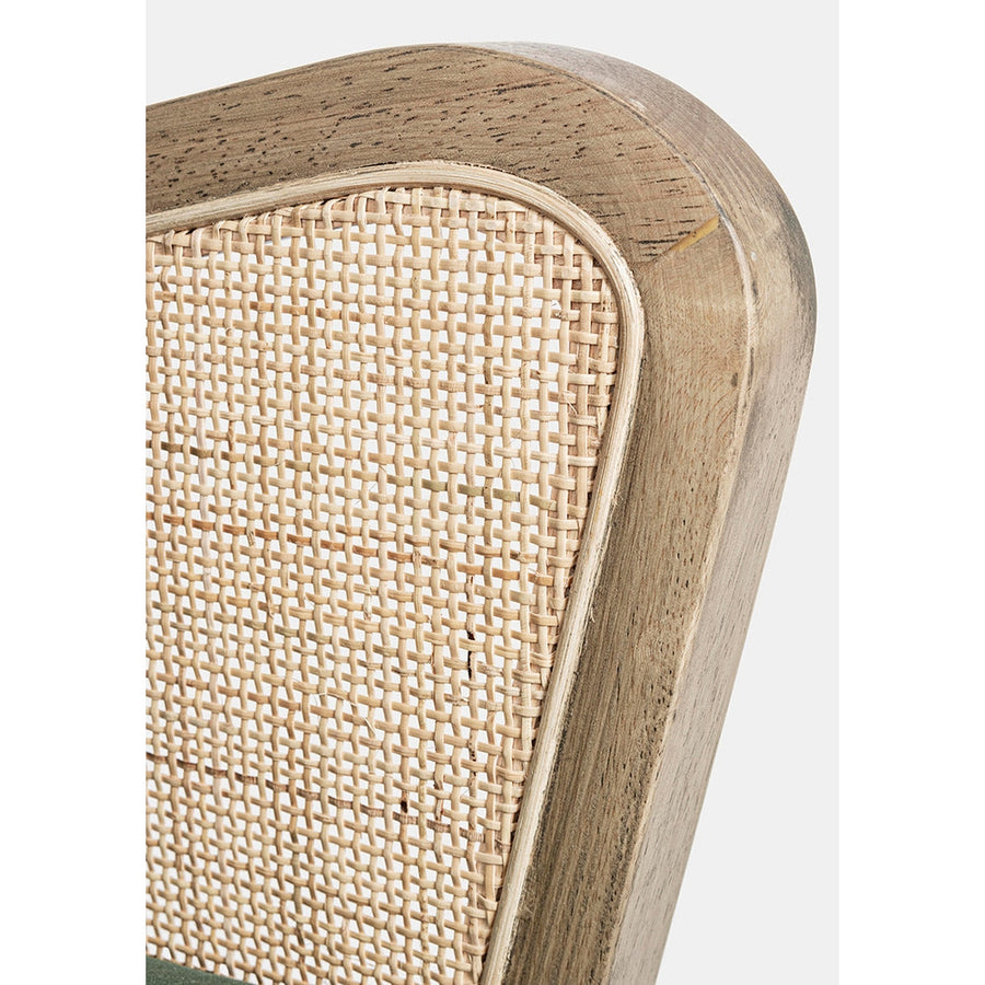 A retró stílusú klubfotel rattannal átszőtt karfája.