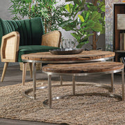 Kortárs nappali konzolasztallal, dohányzóasztallal és retró stílusú klubfotellel.