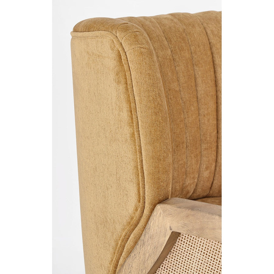 A retró stílusú, mustársárga színű klubfotel háttámla részlete.