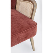 A retró stílusú, téglavörös színű klubfotel karfa és ülőpárna részlete.