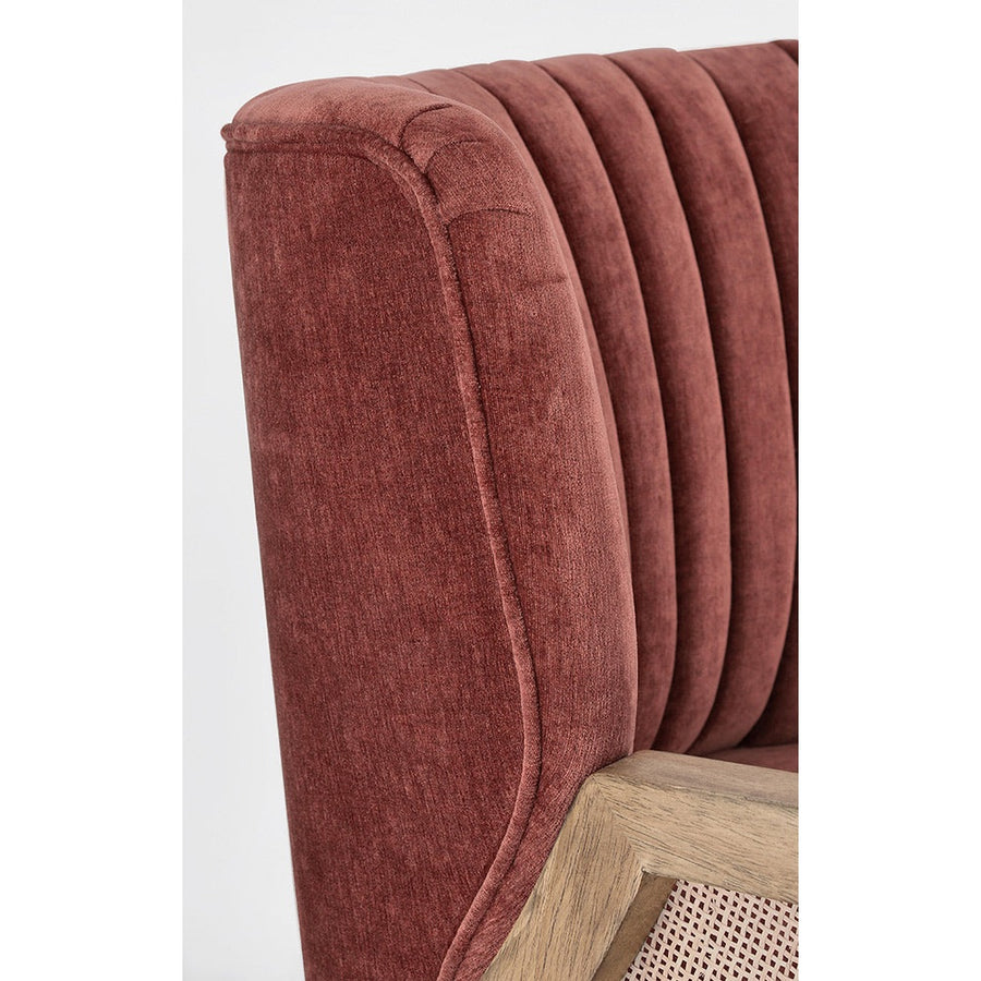 A retró stílusú, téglavörös színű klubfotel háttámla részlete.