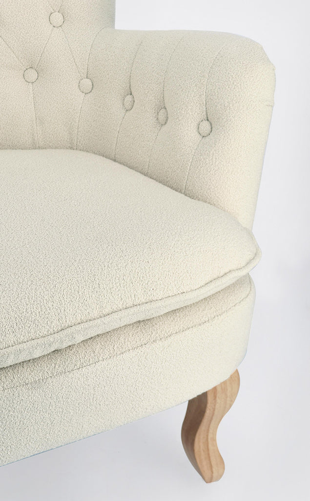 Vintage stílusú, fehér színű fenyőfa fotel karfa és ülőpárna részlete.