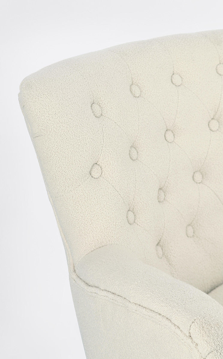 Vintage stílusú, fehér színű fenyőfa fotel karfa és háttámla részlete.