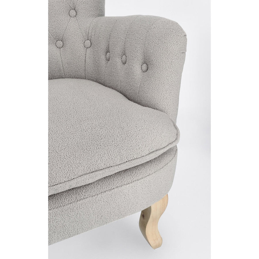 Vintage stílusú, szürke színű fenyőfa fotel karfa és ülőpárna részlete.