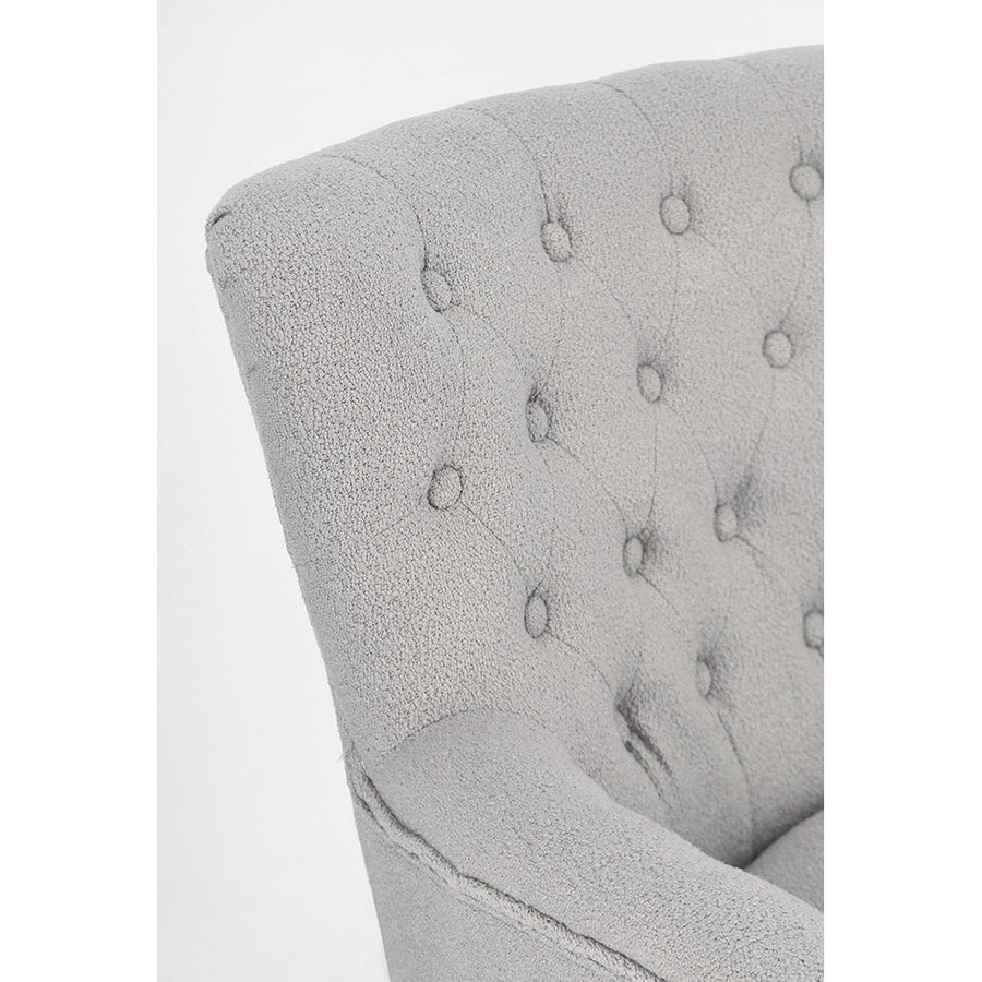 Vintage stílusú, szürke színű fenyőfa fotel karfa és háttámla részlete.