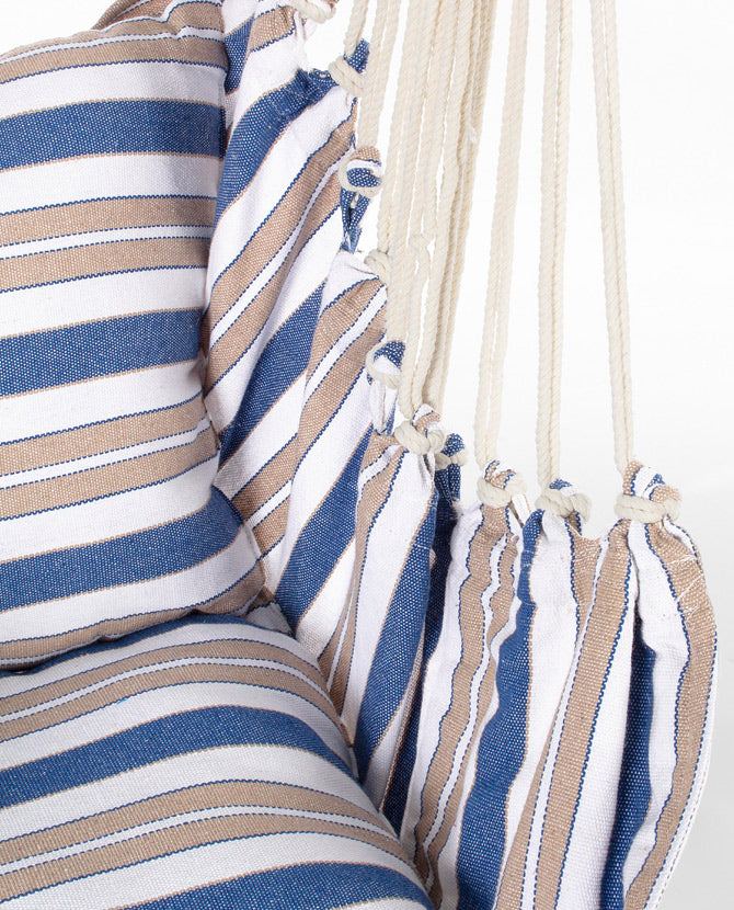 Mediterrán stílusú, kék, bézs és fehér csíkos pamut függőszék párnákkal.