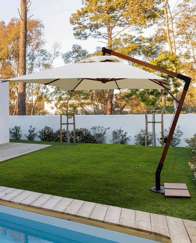 Design napernyő, ami a hagyományos felépítéssel szemben, oldalsó, függő kialakítású.