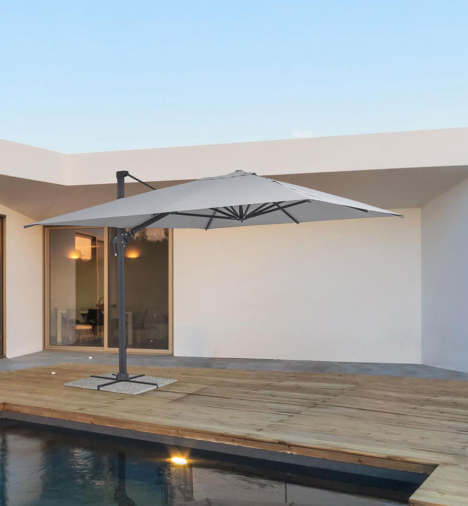 Faborítású teraszon, medence mellett álló fémvázas napernyő.